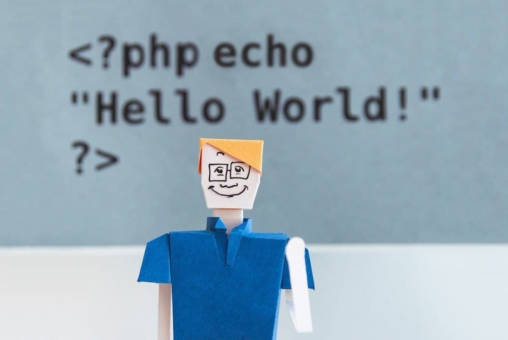 muñeco nerd delante de un código html